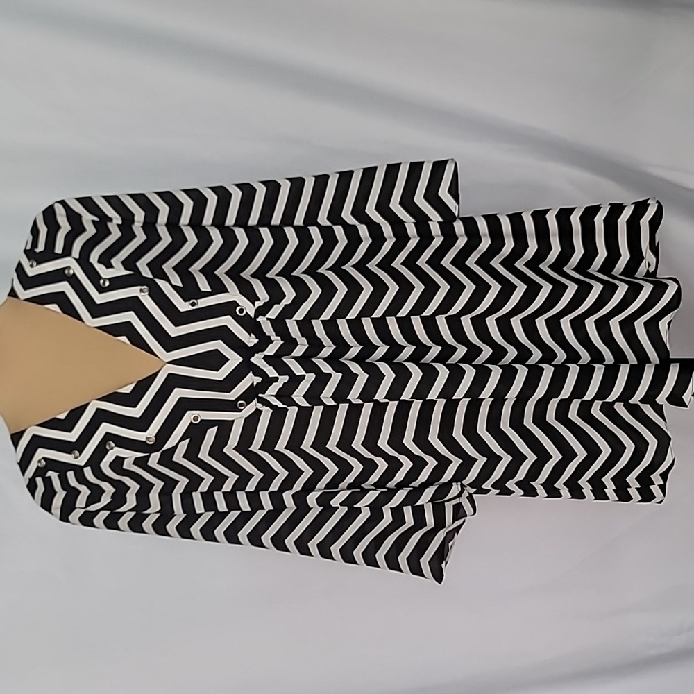 IVANKA TRUMP BLACK AND WHITE STRIPES DESIGN WITH EYELETS SIZE M